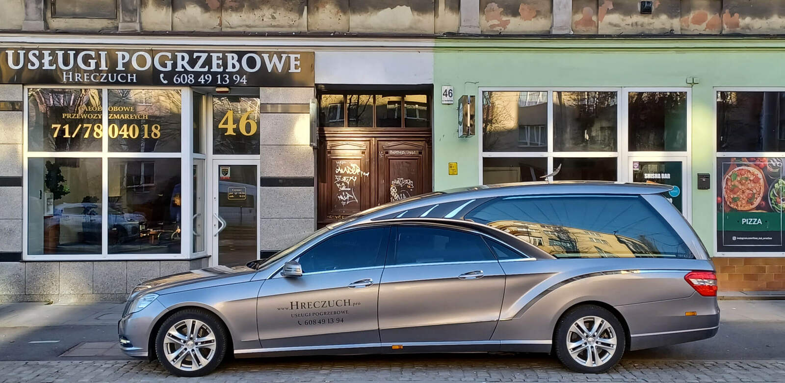 Karawan przed lokalem usług pogrzebowych